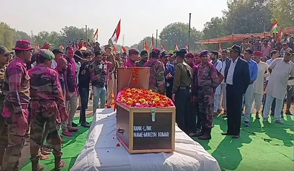 Nagaur News: सैन्य सम्मान से हुआ शहीद लांस नायक मुकेश कुमार का अंतिम संस्कार, विदाई में उमड़ा जनसैलाब; बहन अर्थी के पीछे दौड़ी